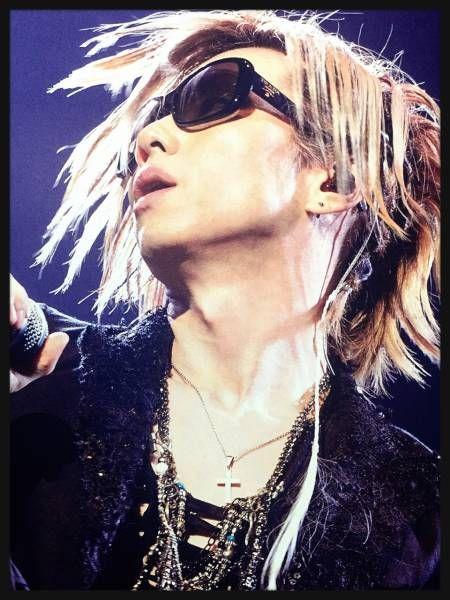 PRADA サングラス Acid Black Cherry yasu着用