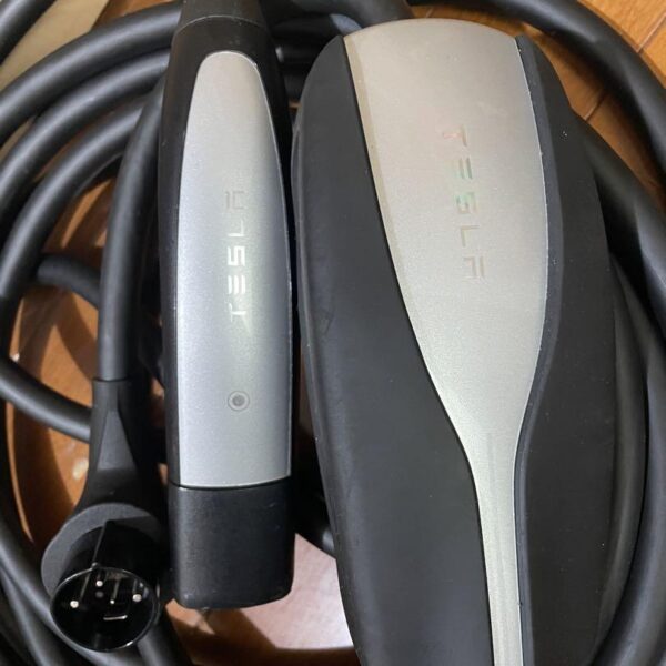 テスラ　モバイルコネクター　100V 200V 自宅充電