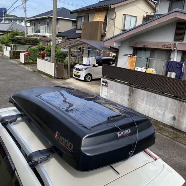 ルーフボックス　innoシャドウ16 ソーラーパネル貼付け