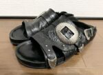 TOGA PULLA トーガプルラ メタルエンボスストラップサンダル 43