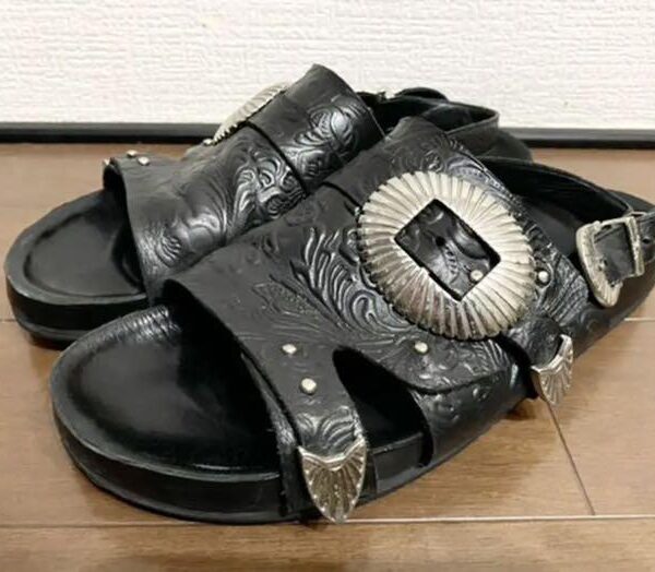 TOGA PULLA トーガプルラ メタルエンボスストラップサンダル 43