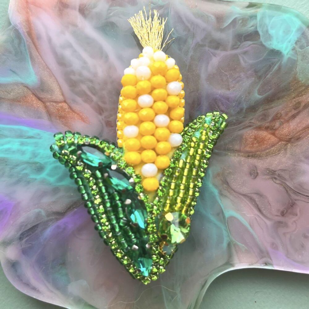 yuu様 専用 とうもろこし ビーズ 刺繍 ブローチ ハンドメイドアクセサリー