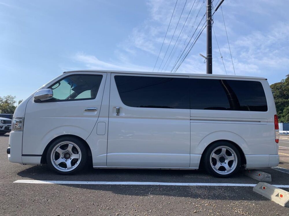ハイエース　17インチ 7J＋25 社外タイヤホイール