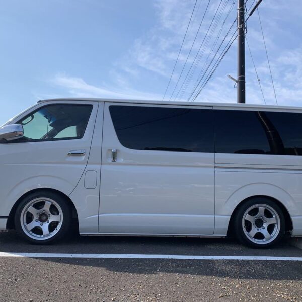 ハイエース　17インチ 7J＋25 社外タイヤホイール